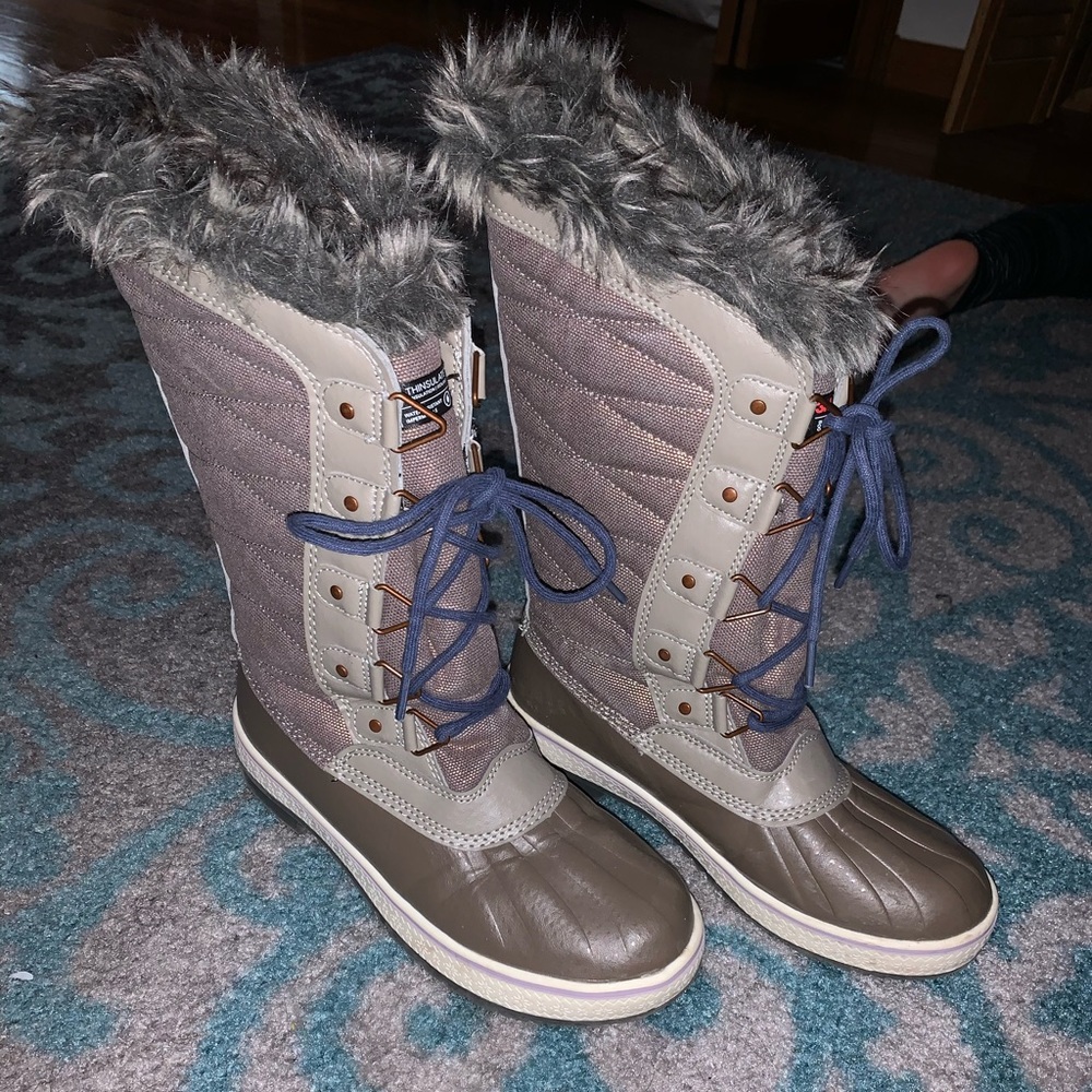 Women’s winter snow boots size 8